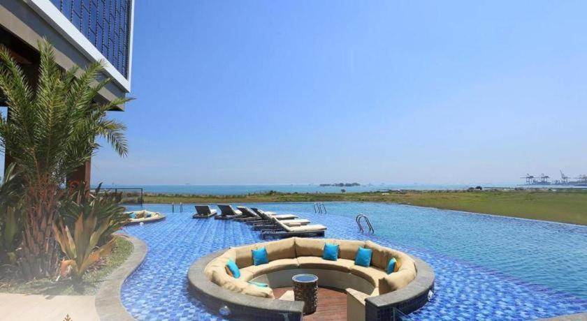 The Rinra Hotell Makassar Eksteriør bilde