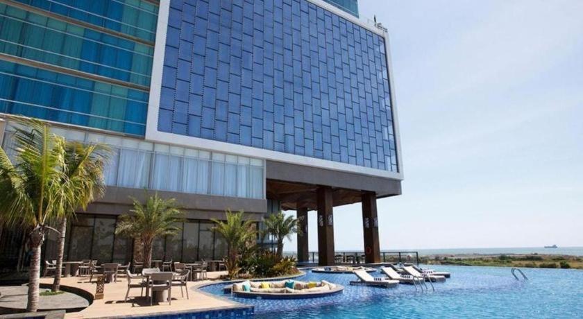 The Rinra Hotell Makassar Eksteriør bilde